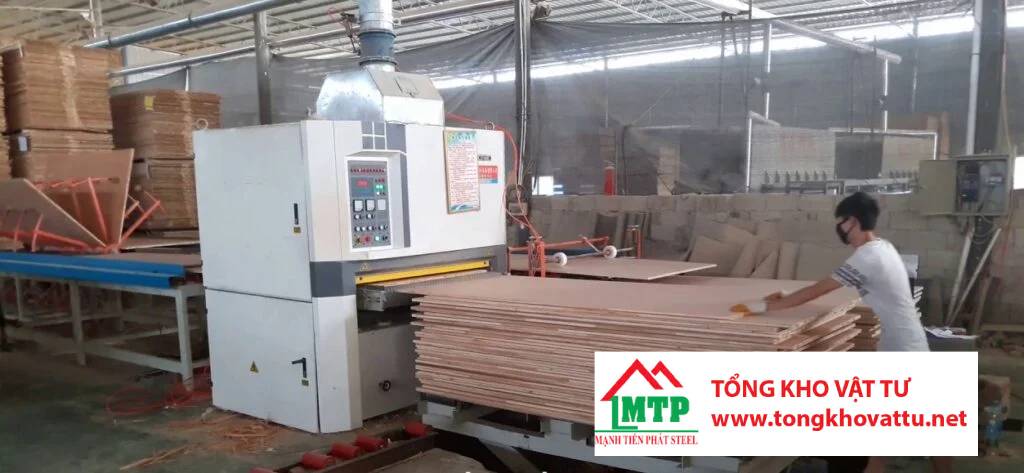 Chi tiết quy trình sản xuất ván ép phủ phim