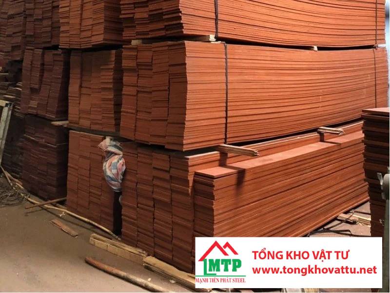 Tại sao ván ép phủ phim là lựa chọn hàng đầu trong xây dựng?