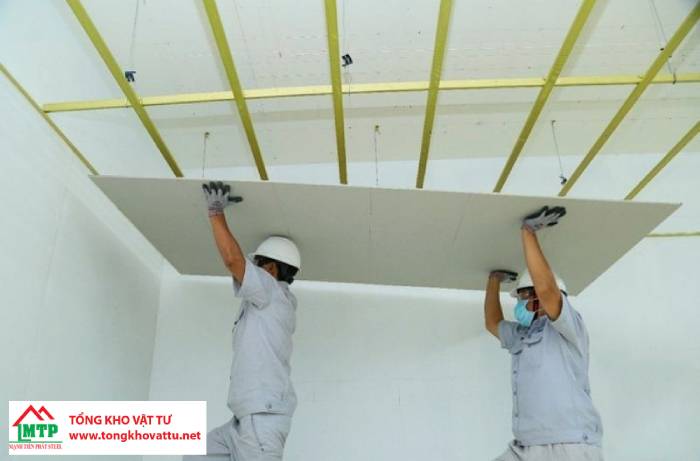 Trọng lượng tấm xi măng bo rất nhẹ nên dễ dàng di chuyển