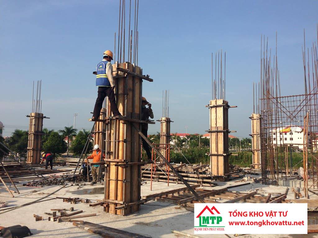 Ván ép cốp pha là gì? Cấu tạo, đặc tính và vai trò trong thi công bê tông