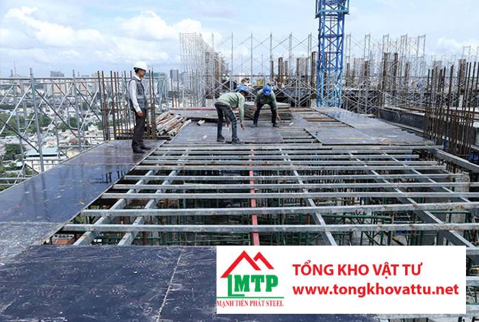 Ván ép cốp pha là gì? Cấu tạo, đặc tính và vai trò trong thi công bê tông