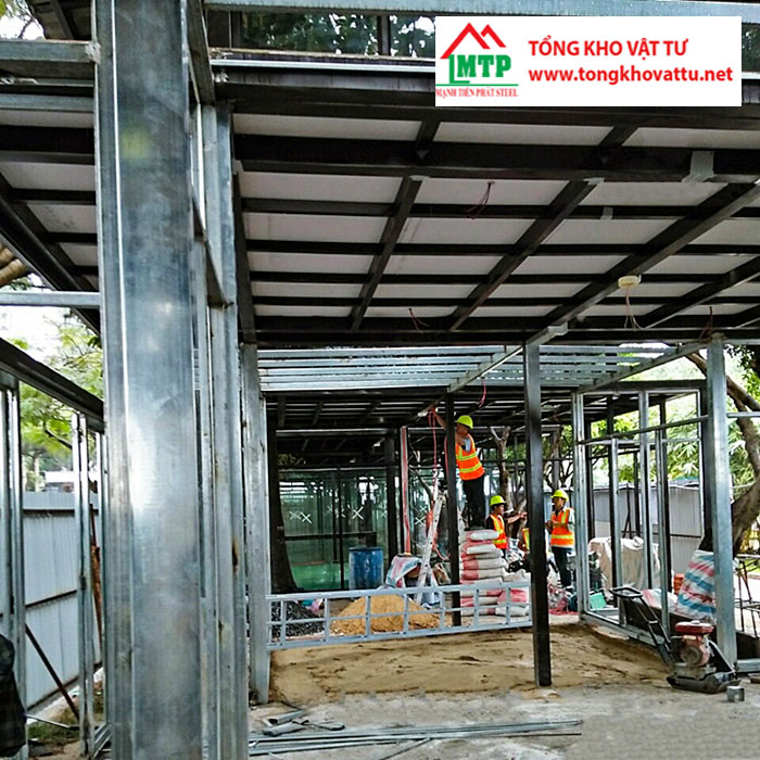 Cắt phần thép hộp ra từng đoạn