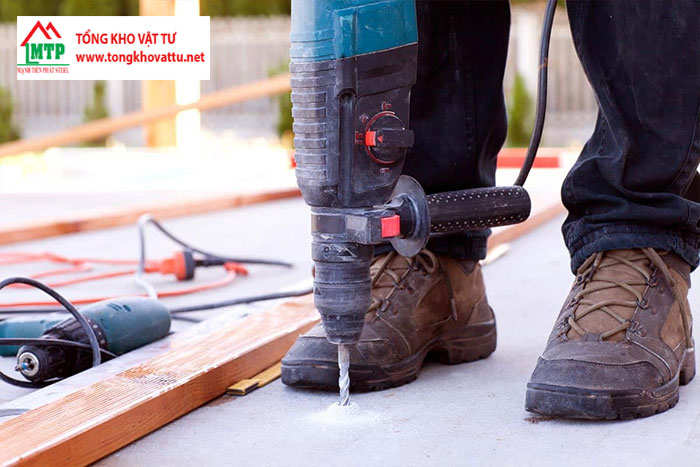 Cố định vào hệ khung sắt bằng đinh vít