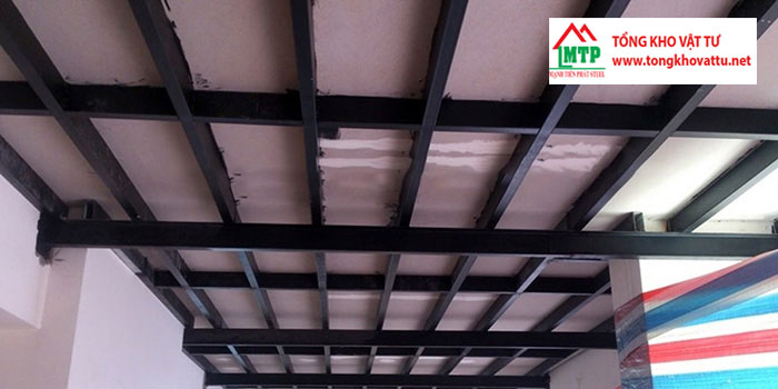 Có thể lắp đặt sàn gỗ hoặc dán gạch men