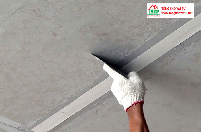 Dán băng keo lên các mối nối