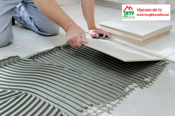 Dán gạch lên bề mặt sàn Cemboard bằng keo chuyên dụng