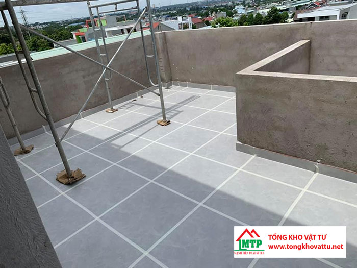 Để gạch cố định ở nơi khô thoáng, không dính nước mưa trong 24 giờ