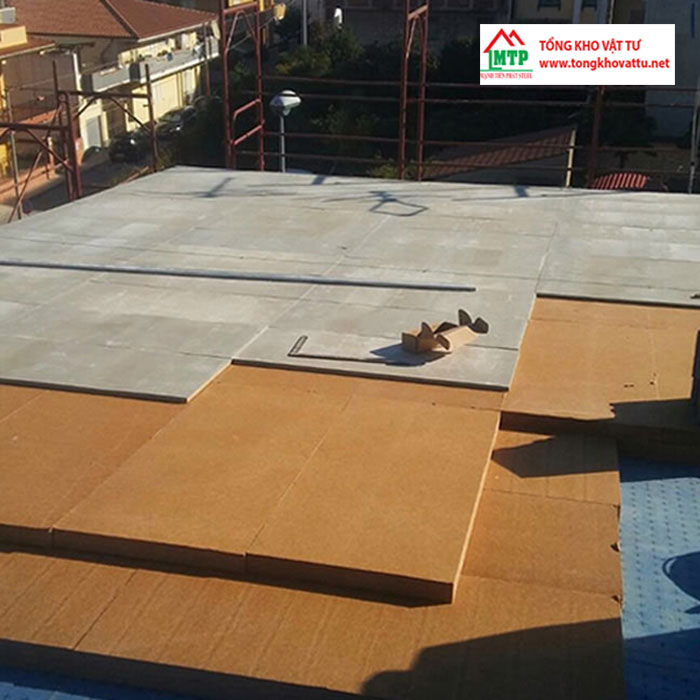 Dùng tấm xi măng dăm gỗ làm sàn giả đúc