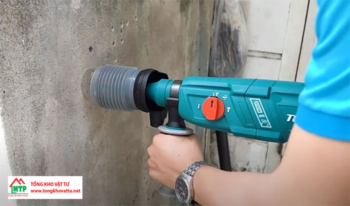 Khoan đục lỗ vào tường và gắn các thanh xương lên