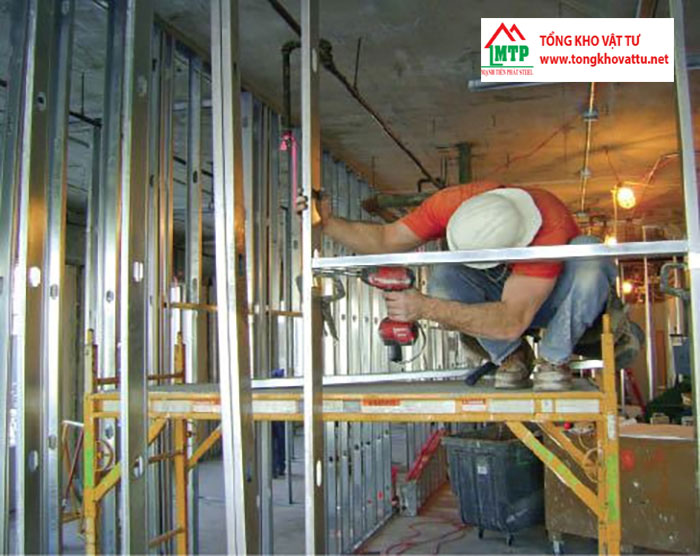 Lần lượt lắp các thanh sắt tạo thành hệ khung