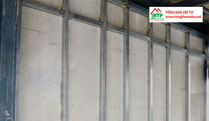 Lắp dựng khung xương sắt chịu lực cho hệ vách