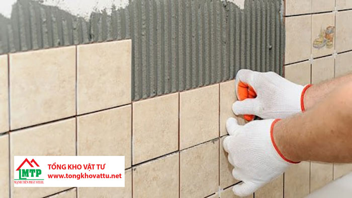 Lau sạch phần keo thừa từ gạch