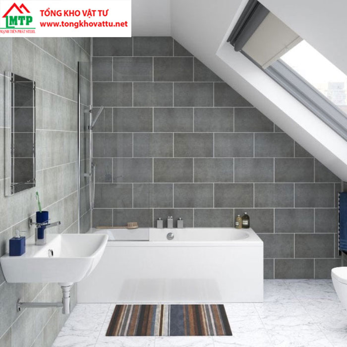 Ốp tường so le ½ với tấm xi măng trơn trong phòng tắm