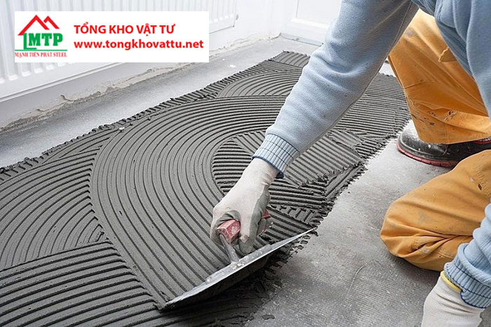 Tạo lớp keo đồng đều bằng bay răng cưa