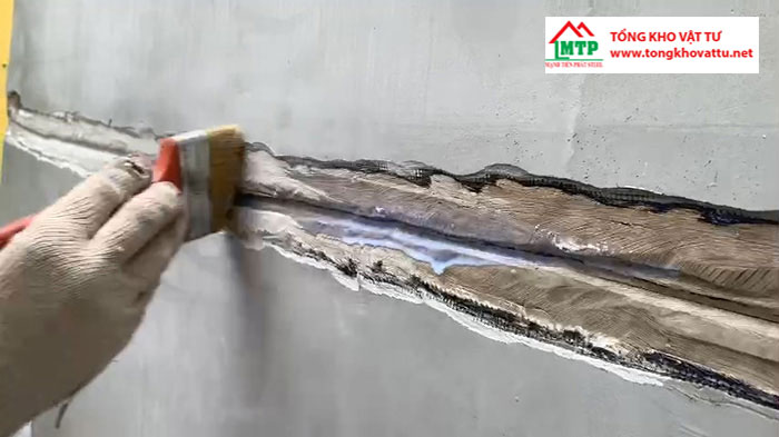 Trám keo nối vào khe nứt