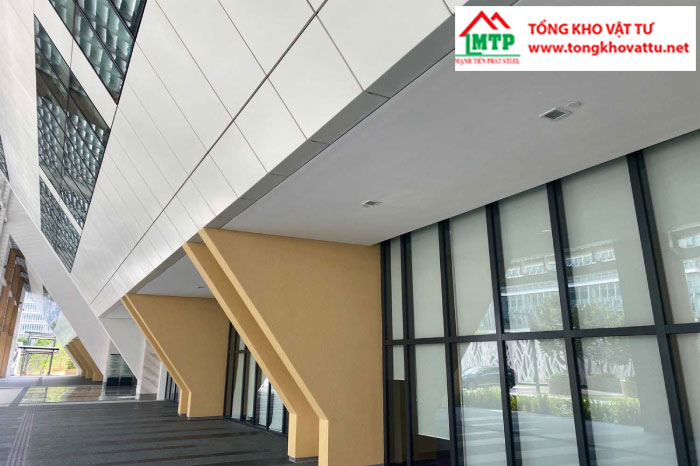 Trần bên ngoài trung tâm thương mại