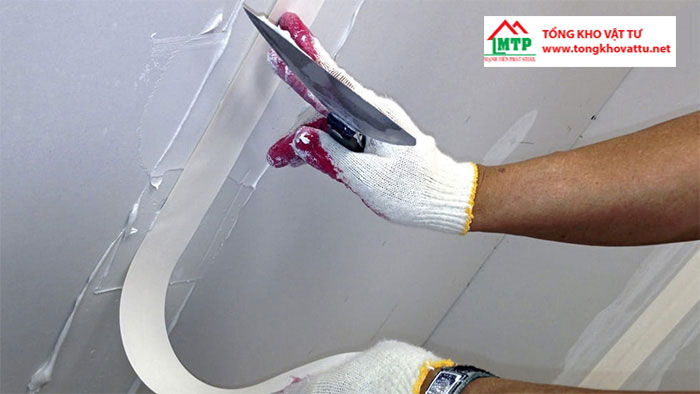 Tiếp tục trát đến lớp thứ 2