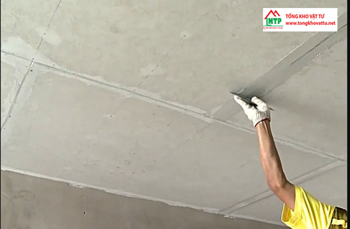 Trét một lớp keo mỏng tầm 0.5mm nên các khe nối