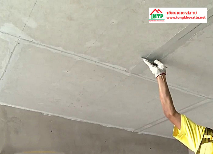 Trét một lớp keo mỏng lên bề mặt các mối nối