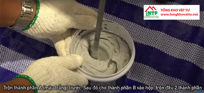 Dùng dao mài làm sạch vết nứt