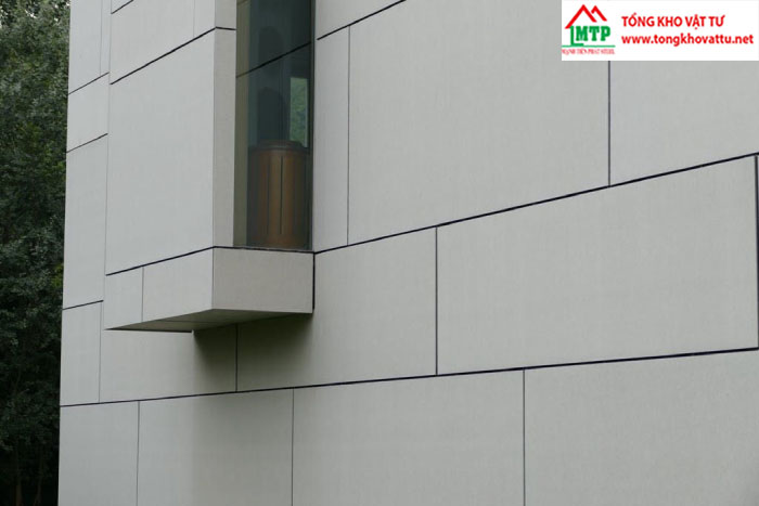 Tường bên ngoài tòa nhà bằng tấm xi măng sử dụng kiểu ốp so le
